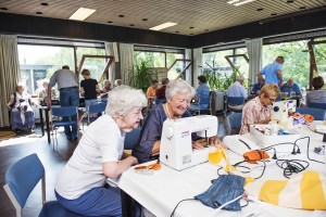 Vrijwilligers van Repair Café Oegstgeest zoeken met iedere bezoeker naar de oplossing van het probleem. Foto PR Marius Roos