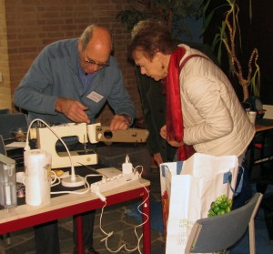 Deze haperende naaimachine was één van de vele voorwerpen die weer aan de praat kwamen door een behandeling bij Repair Café Oegstgeest. (Foto PR/Bram van der Loeff)