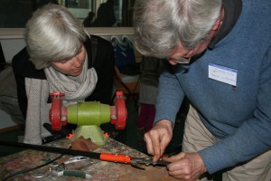 Snoeischaar en heggenschaar worden weer heerlijk scherp met een wetsteentje. Dat leer je zelf te doen in de workshop ‘Scherp de tuin in’ van Repair Café Oegstgeest op 25 april in buurthuis De Kratong (foto Frans Malten).